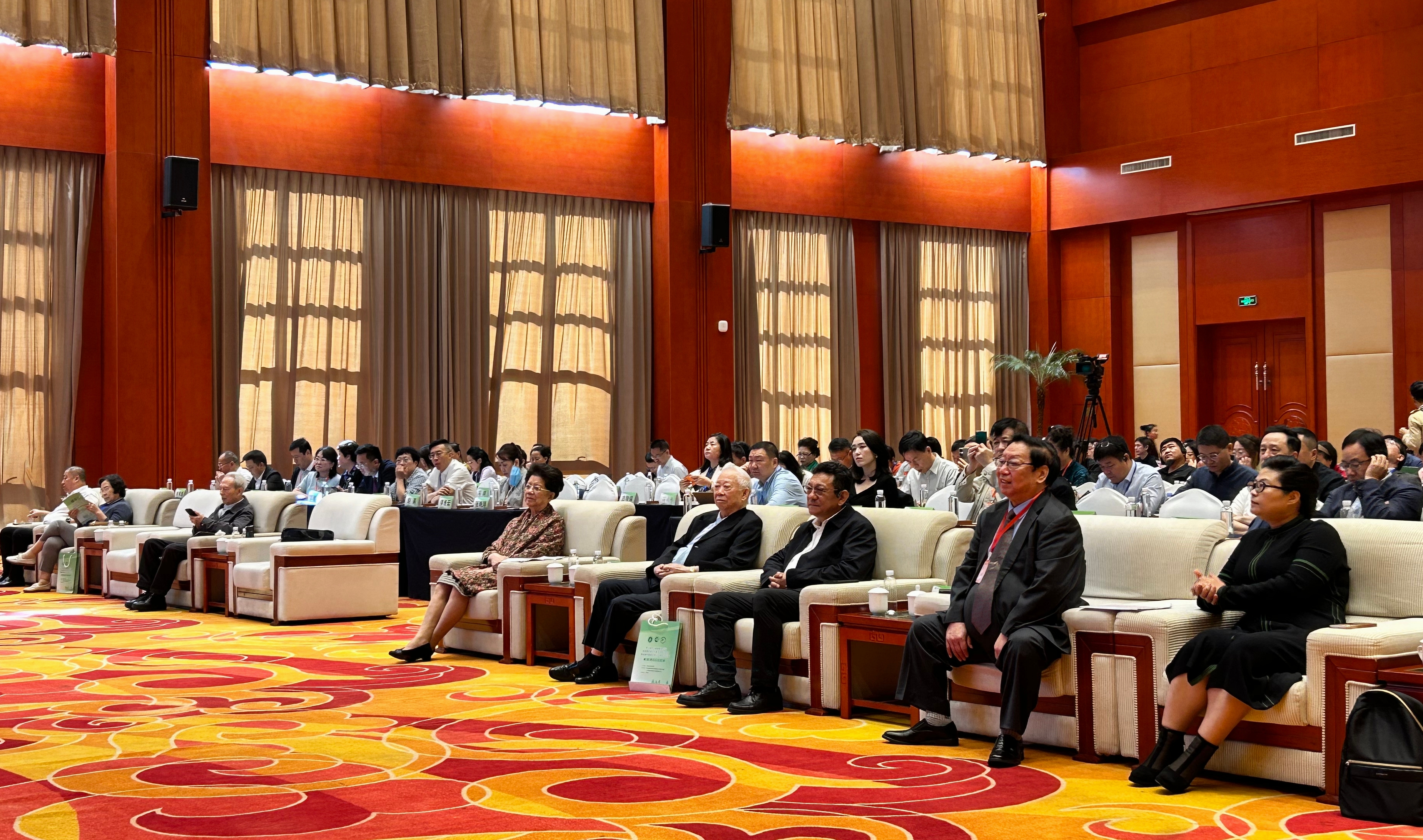 （压题）会议现场.jpg